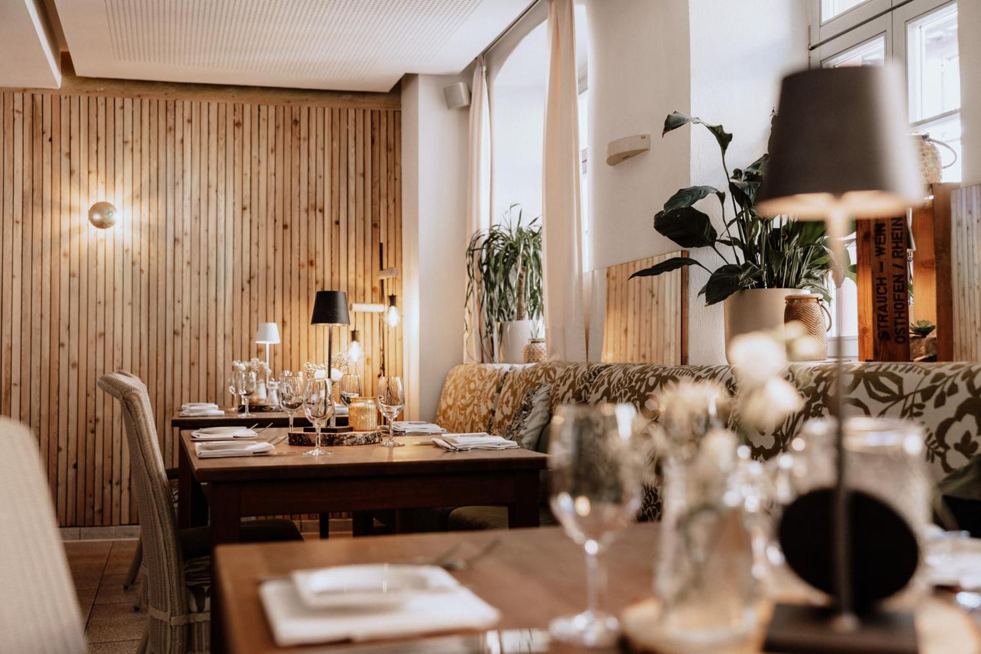 Landhotel Zum Schwanen Mit Restaurant Mona Liza Osthofen Bagian luar foto